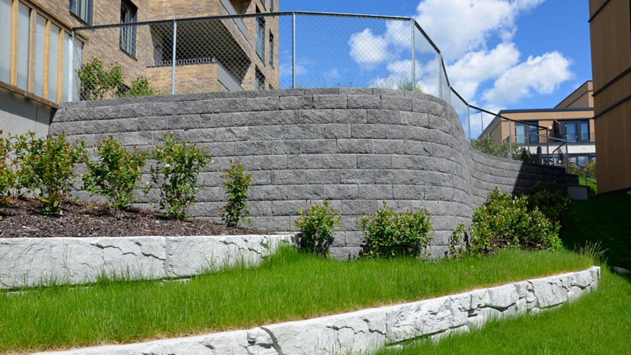 Vertica steinmur som støtter opp masser ved blokkbebyggelse.