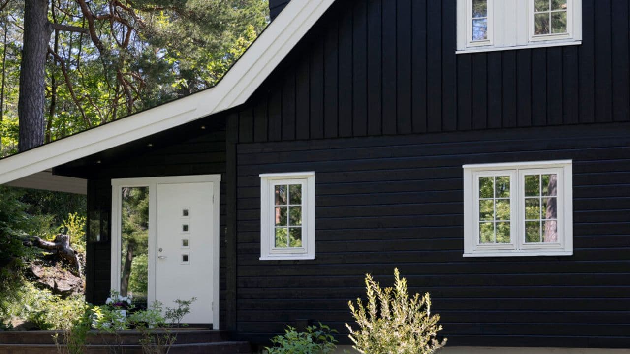 Hus malt med matt utebeis fra Tyrilin i fargen 1206 Svarthatten.