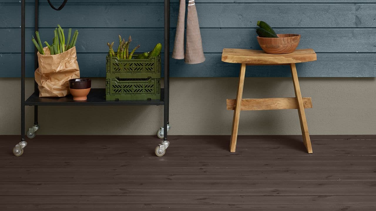 Jotun Trebitt terrassebeis 9805 Sløret Sort til blå husfasade.