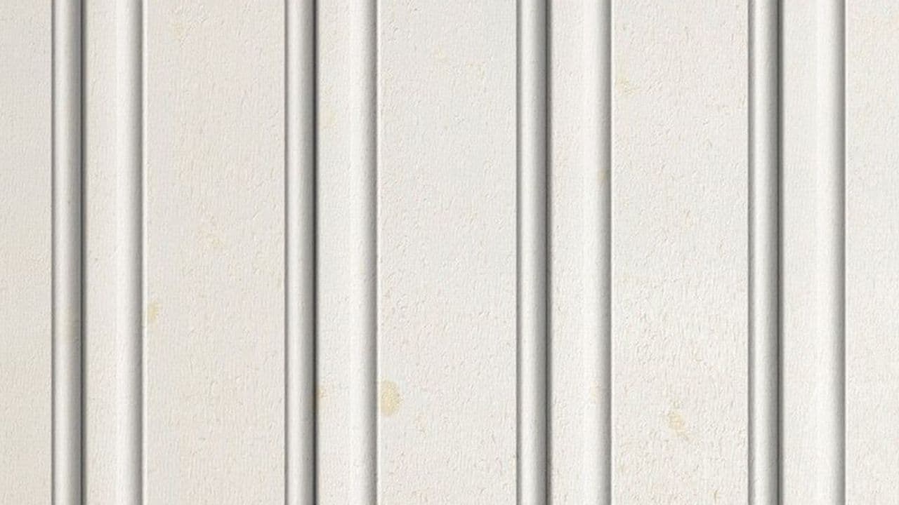 Hvit stående sveitserkledning med dobbelstaff.