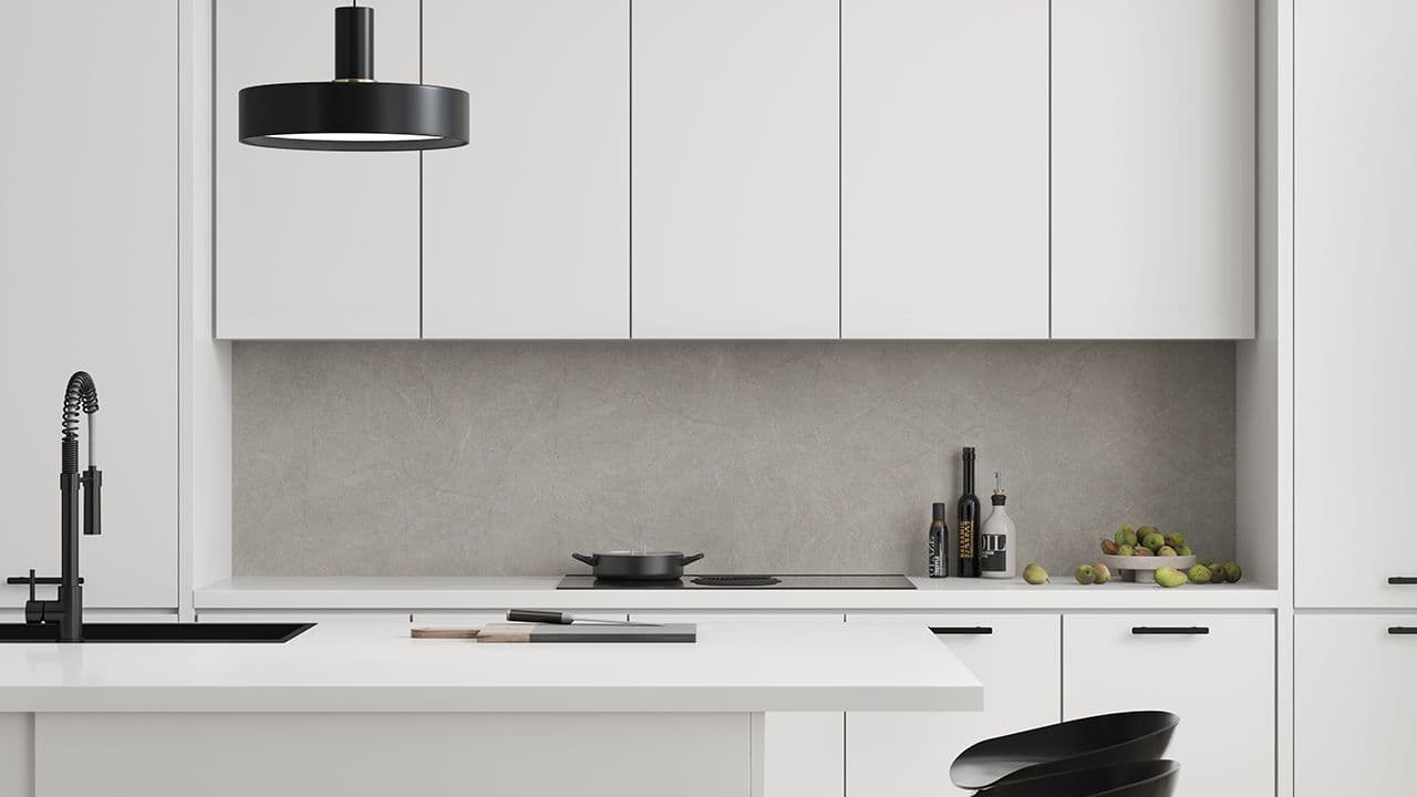 Hvitt kjøkken med sorte detaljer og kjøkkenplate i Polished Stone fra Fibo.