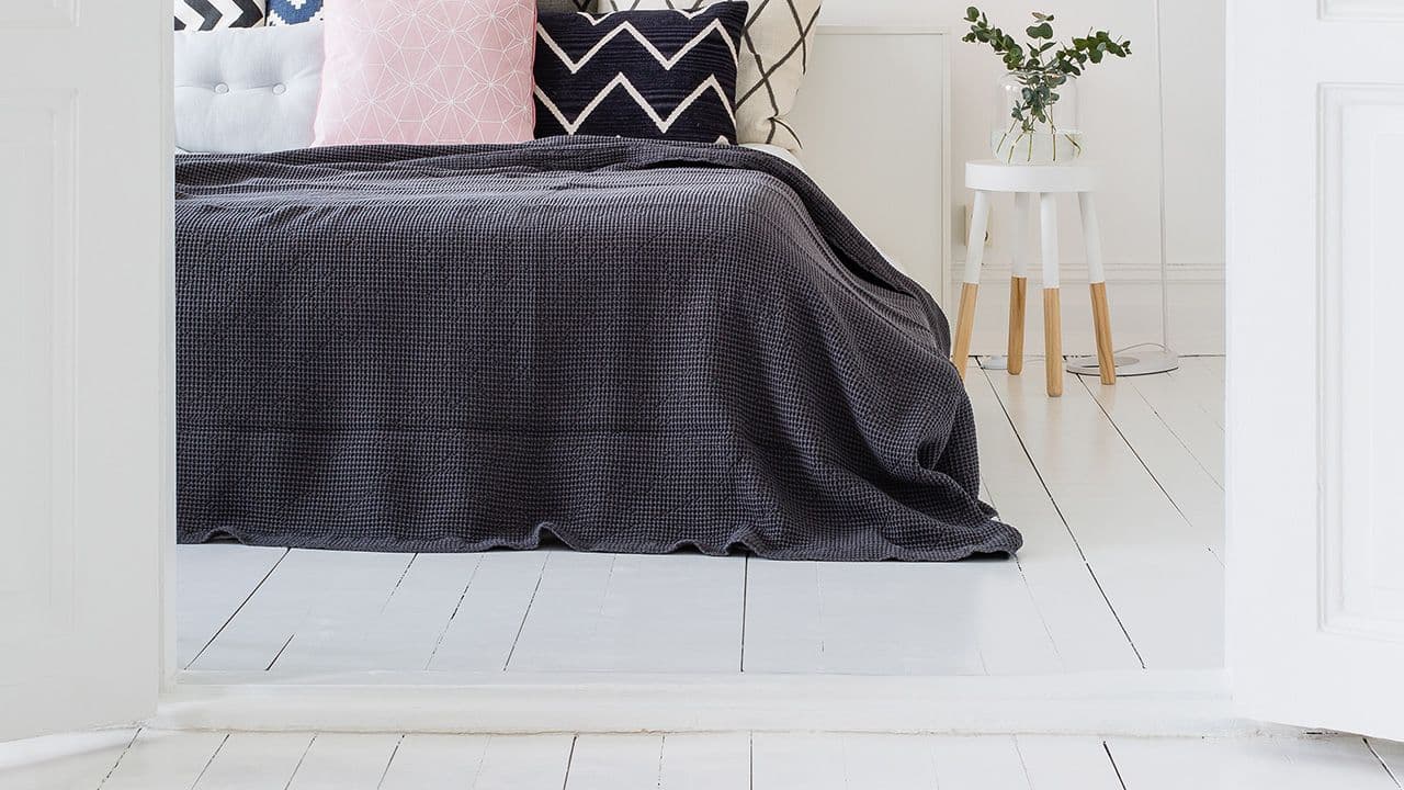 Soverom som er malt med hvit gulvmaling.