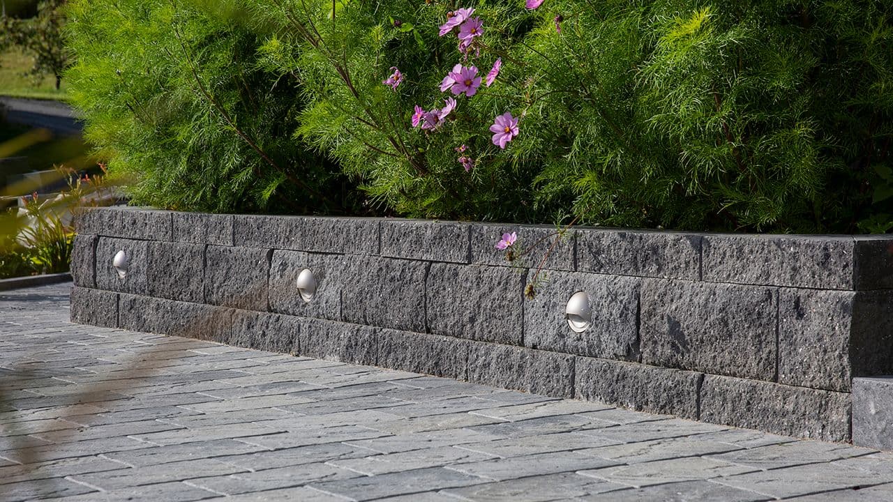 Innfelt utendørsbelysning i mur i hage.