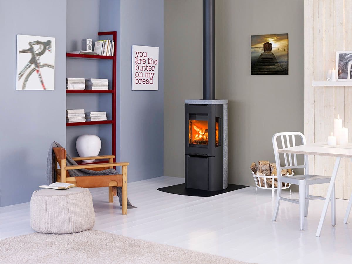 Jøtul peisovn i et rom med blå vegger