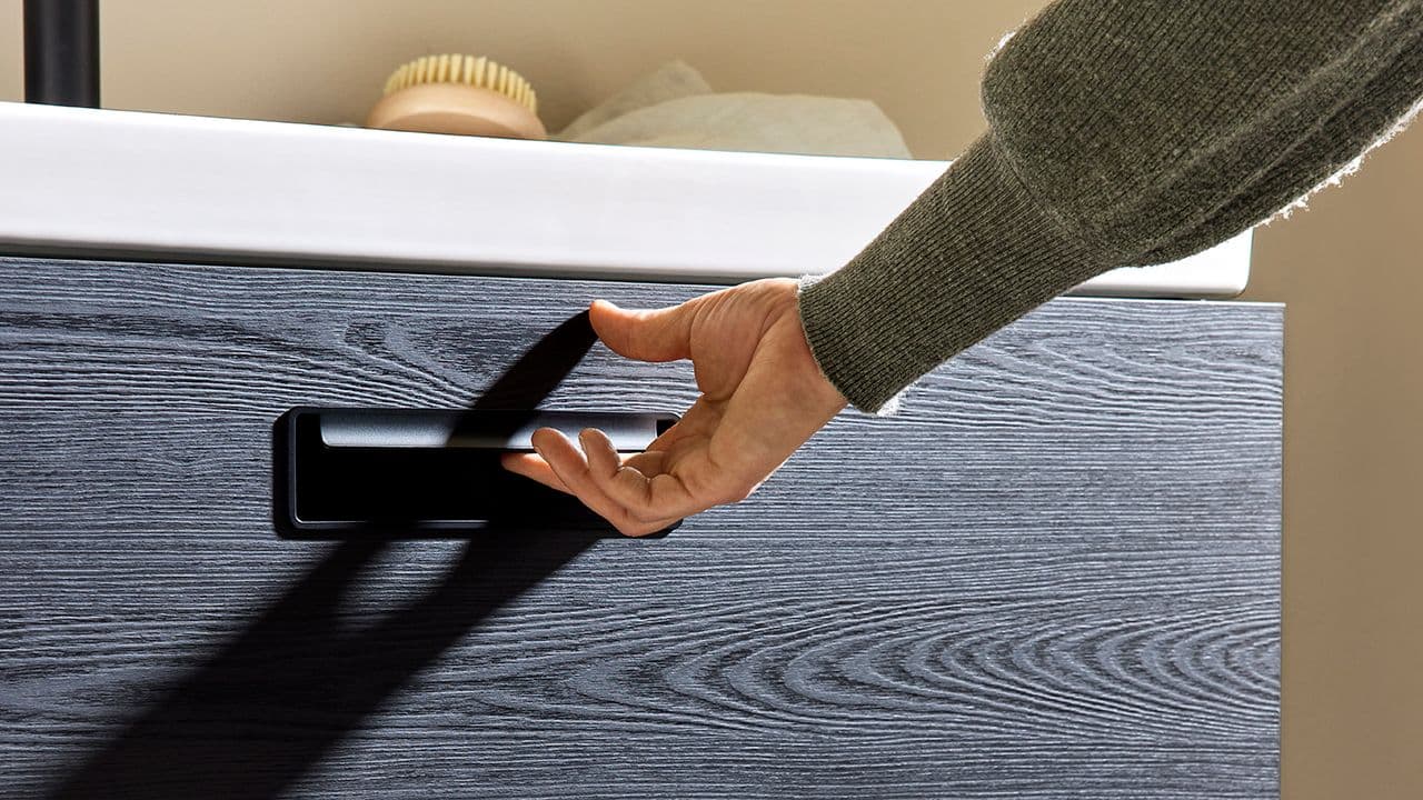 Servantskap med skuffer i svart treverk som er en av årets baderomstrender.