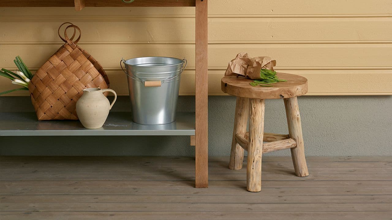 Terrasse i fargen Jotun Trebitt terrassebeis 90028 Skyggebrun.