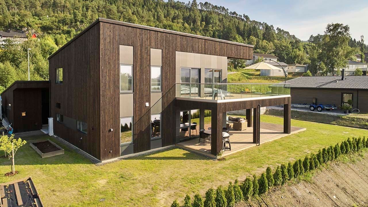 Hus med Concise kledning i fargen setersvart.