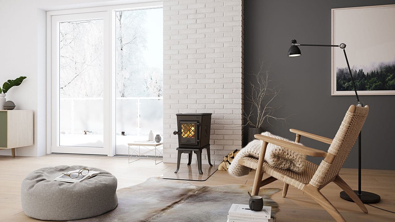 Klassisk støpejernsovn fra Jøtul i hvit og grå stue.