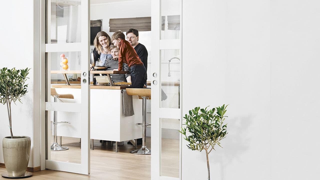 Dobbel glassdør innendørs til kjøkken.