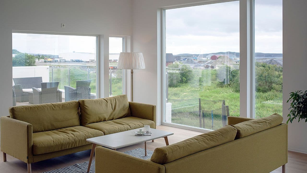 Stue med grønn sofa