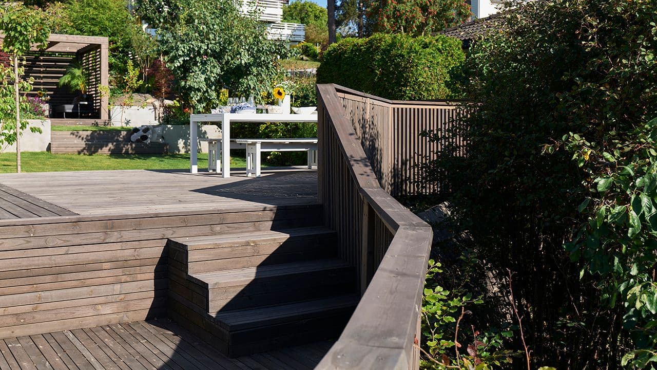 Terrasse og uterom med rekkverk stående spiler.