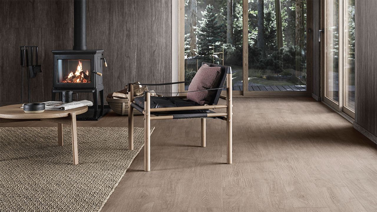 Laminat eikegulv i stor stue med peis.