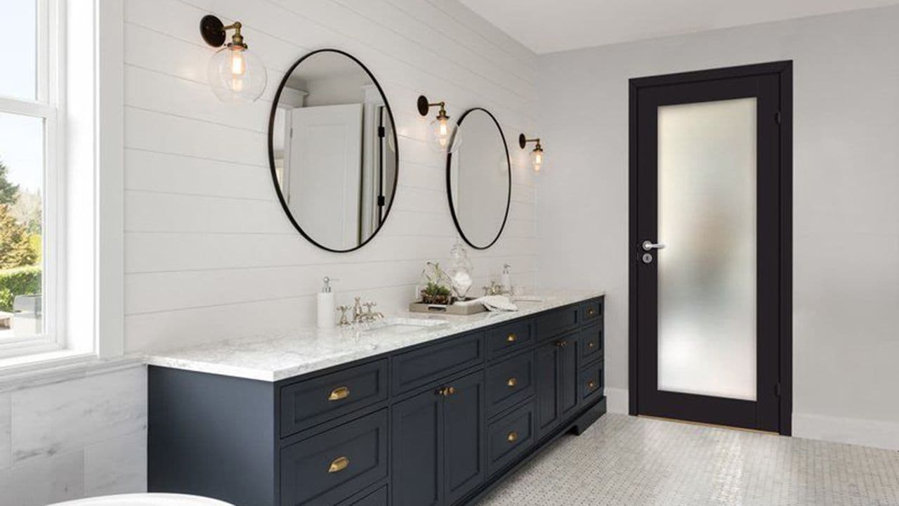 Sort innerdører med frostet glass på baderom.