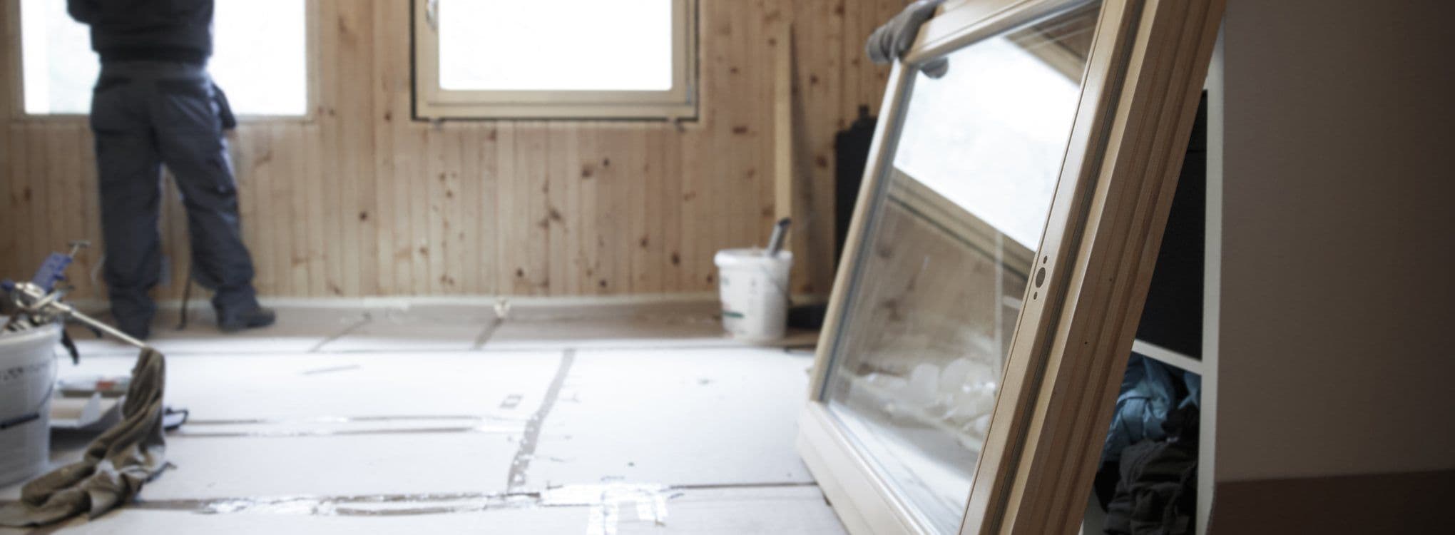 Dør- og vindusmontering uten kiler