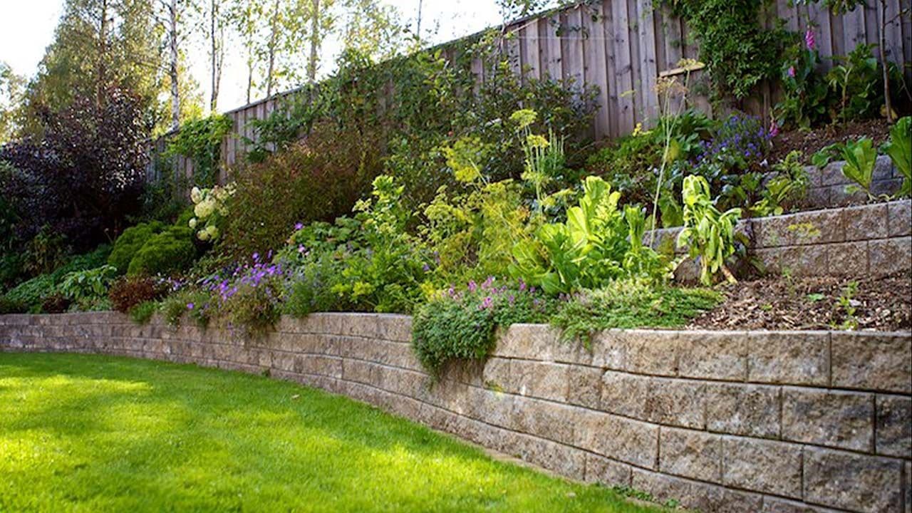 Hage med blomsterbedd i skråning for hage inspirasjon skråning.