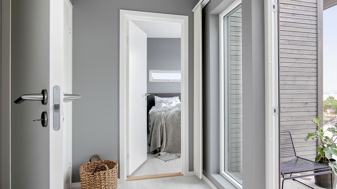 Grå vegg med hvit kompaktdør.