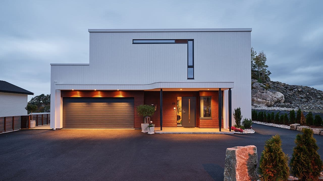 Moderne hus med brun ytterdør med sidefelt.