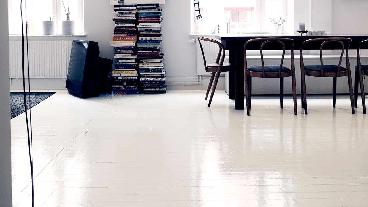 Åpen stue-kjøkkenløsning hvor gulvet er malt med gulvmaling.