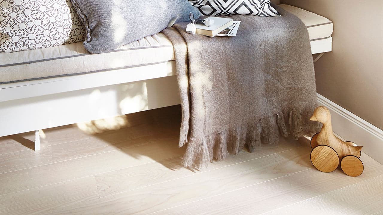 Stue med sittebenk og lyst gulv i ask.