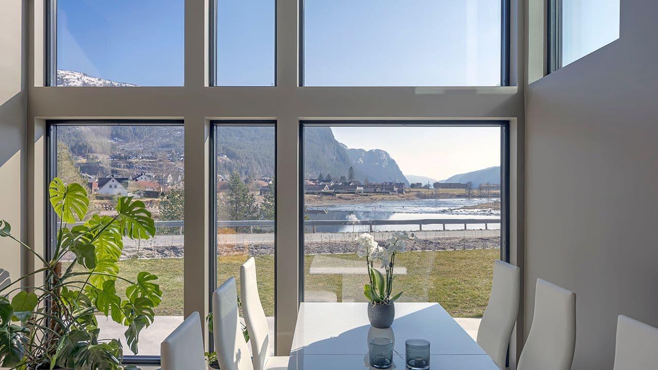 Bolig med store vinduer med soldempende glass for innvendig solskjerming.