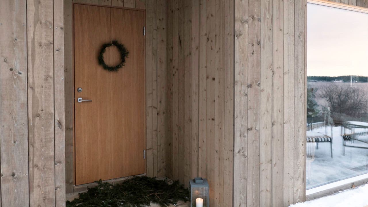 Hytte med ytterdør i eik.