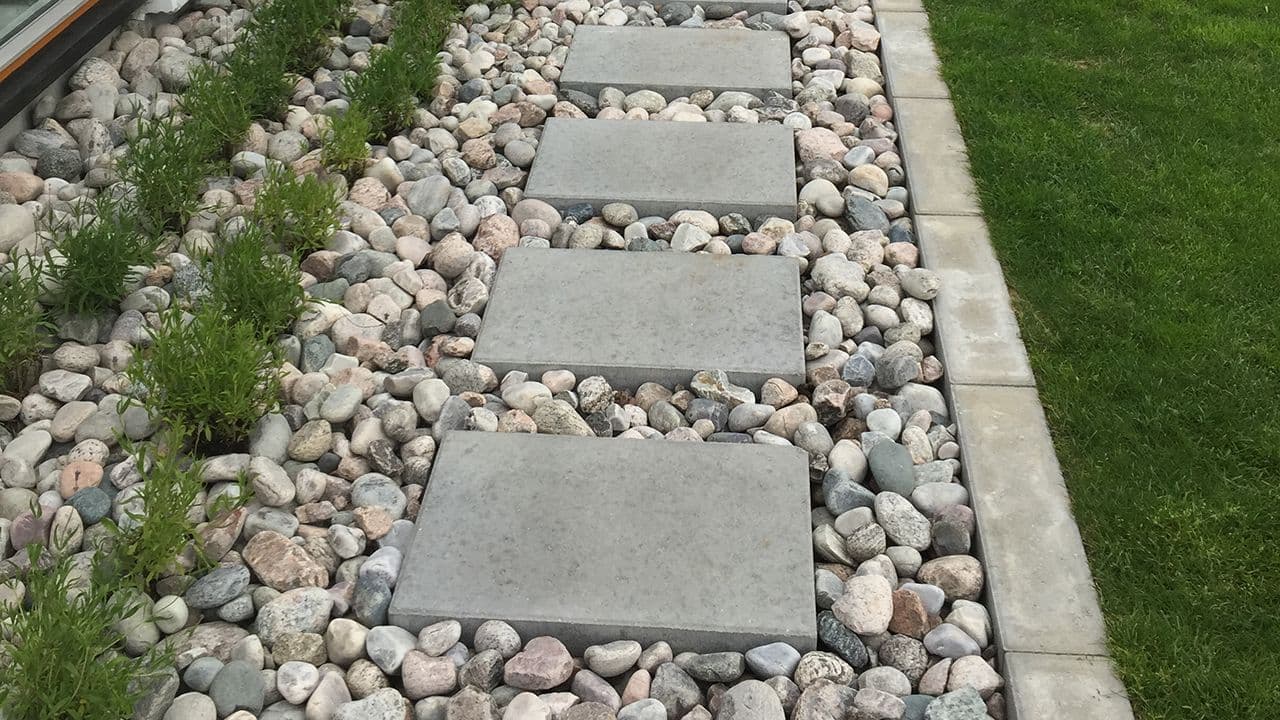 Multiblokker heller lagt med store mellomrom med dekorstein mellom.