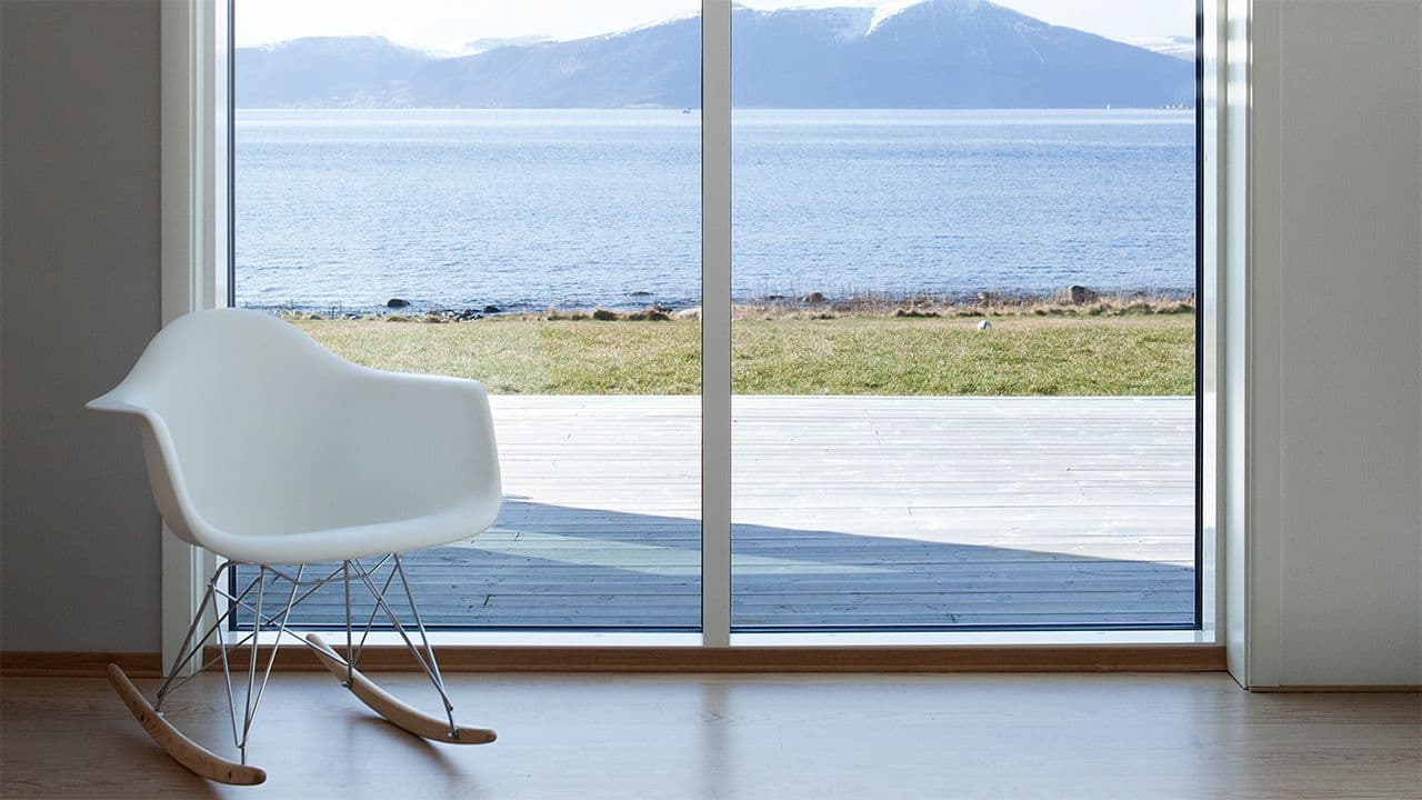 Plastvinduer i hus ved sjøen.