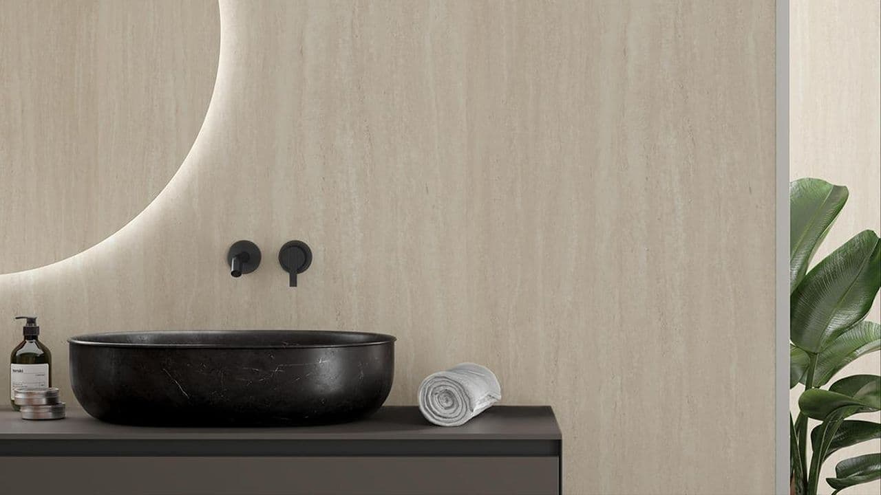 Detaljbilde av baderom med våtromsplater i Sandstone med sort servant og benkeplate.