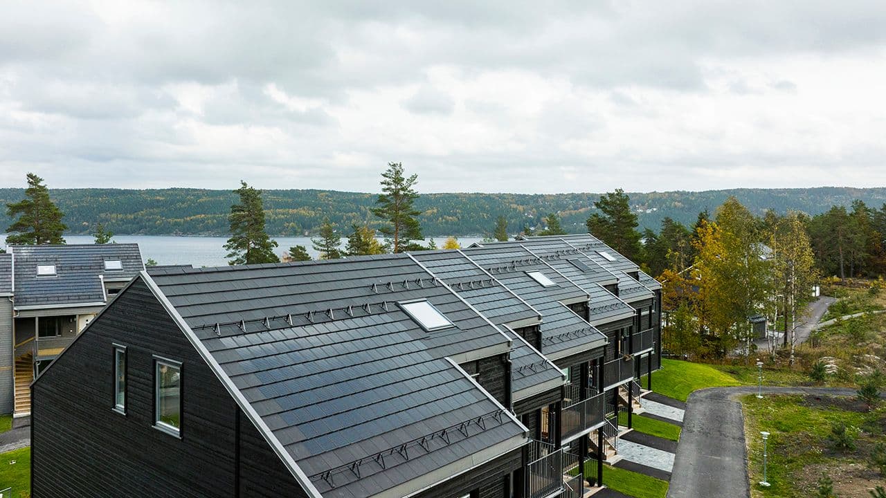 Rekkehus med Ovati solcelletakstein fra Skarpnes.