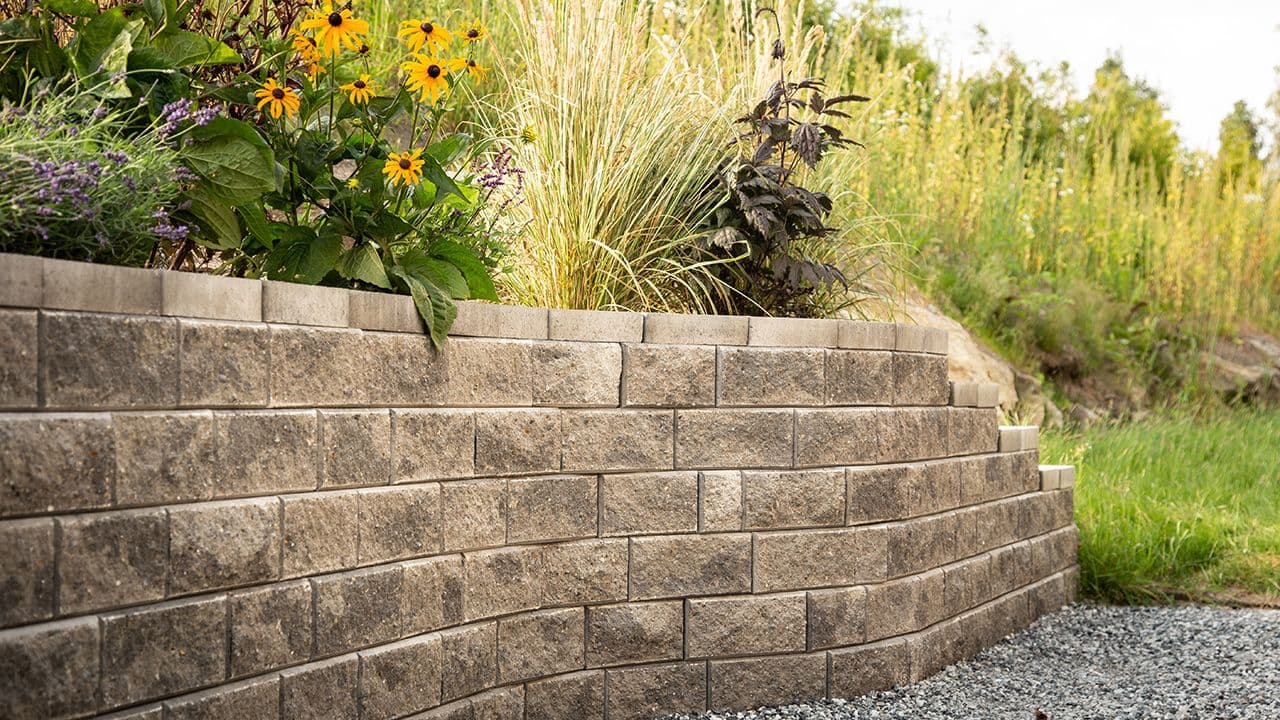 Blomsterbed med støttemur.