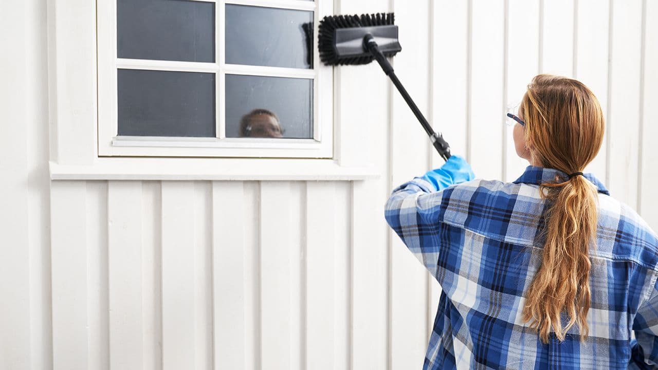 dame som vasker huset