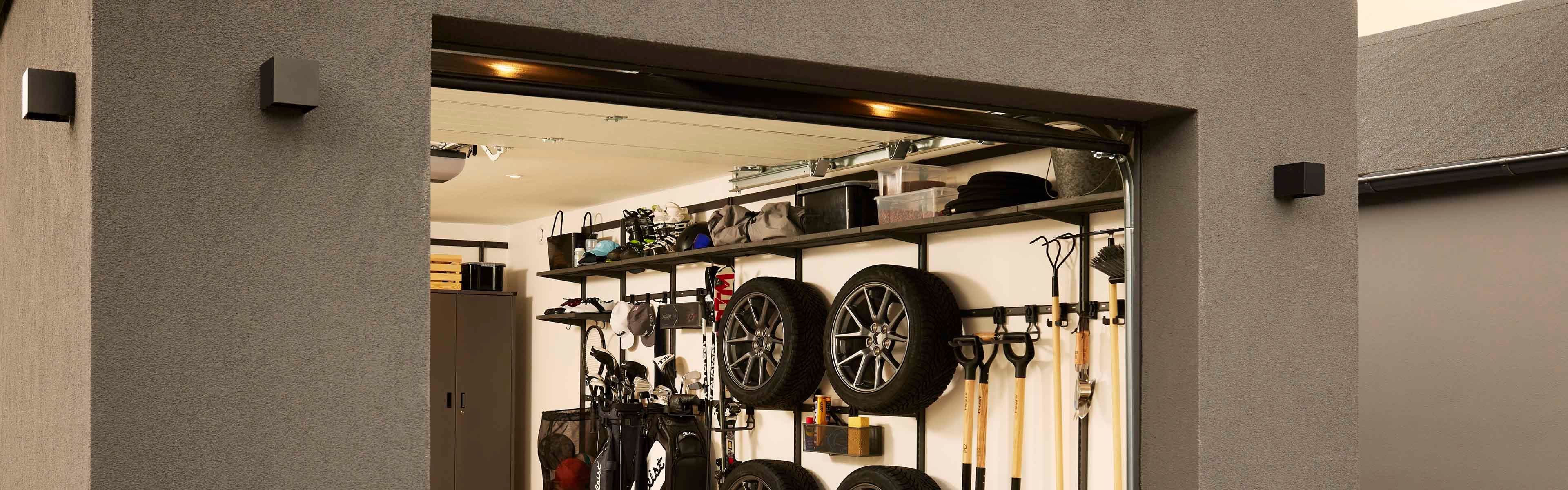 Garasje med avfukter hvor garasjeporten står åpen.