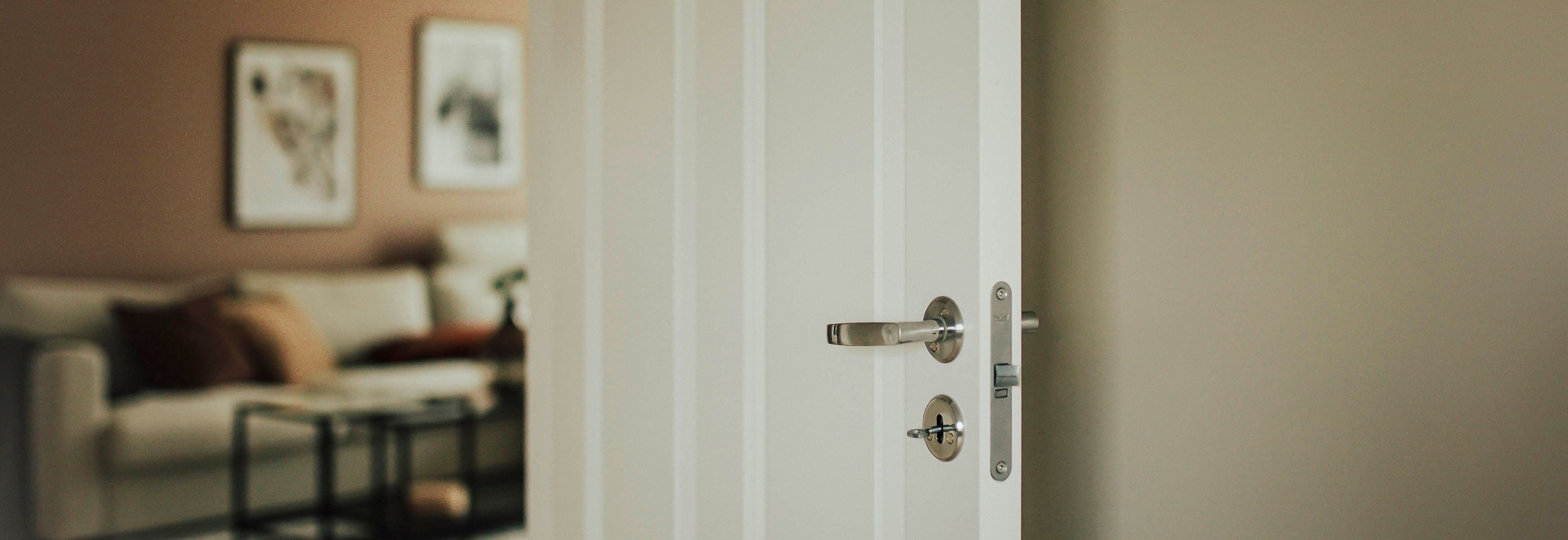 Innerdør som er montert til stue.