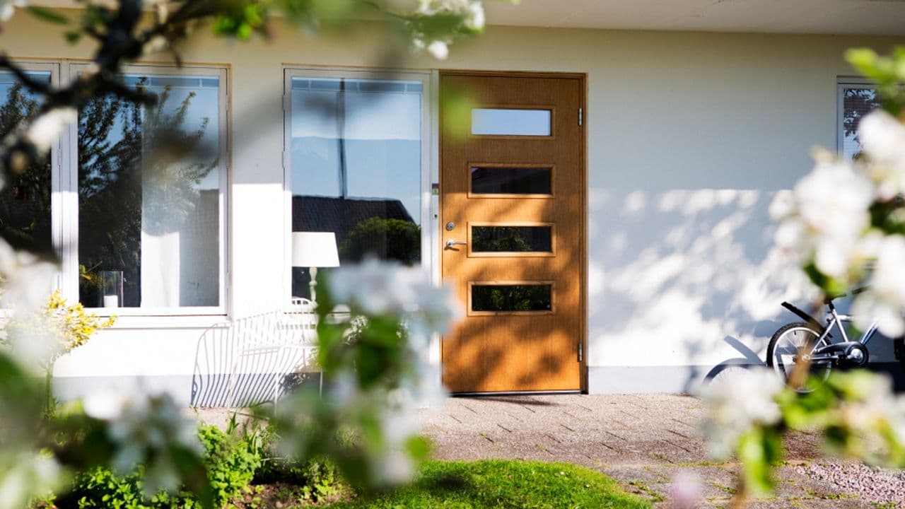 Hvitt murhus med Elbe ytterdør eik med glassfelt fra Swedoor for ytterdør inspirasjon.