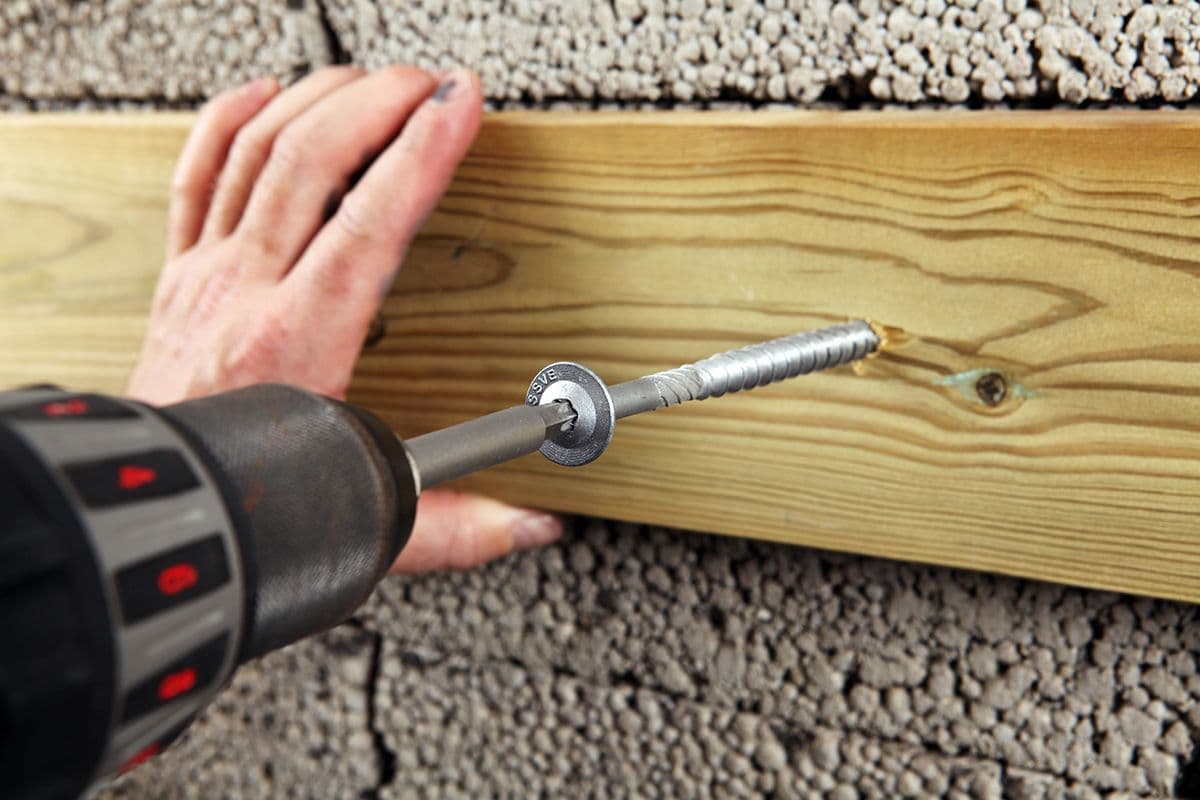 trebjelke festes i leca med en lettbetongskrue