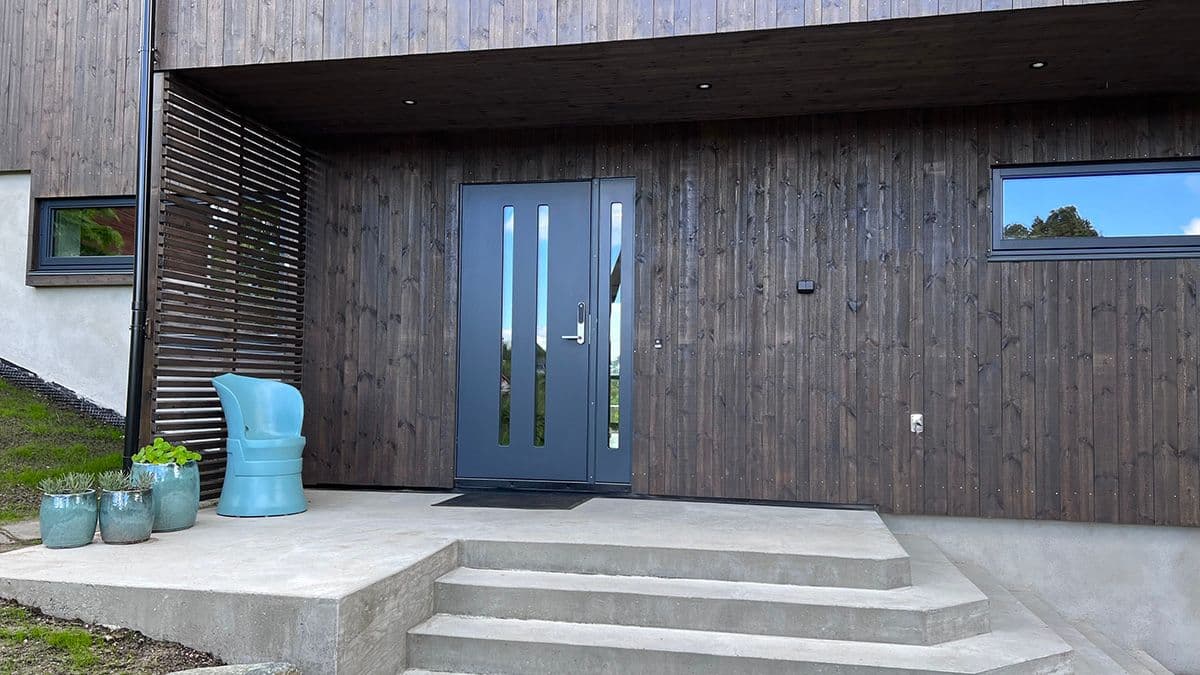 Blå ytterdør med sidefelt på moderne brunt hus for ytterdør inspirasjon.