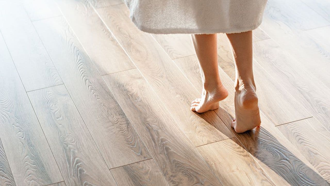 Kvinne som går på gulv.