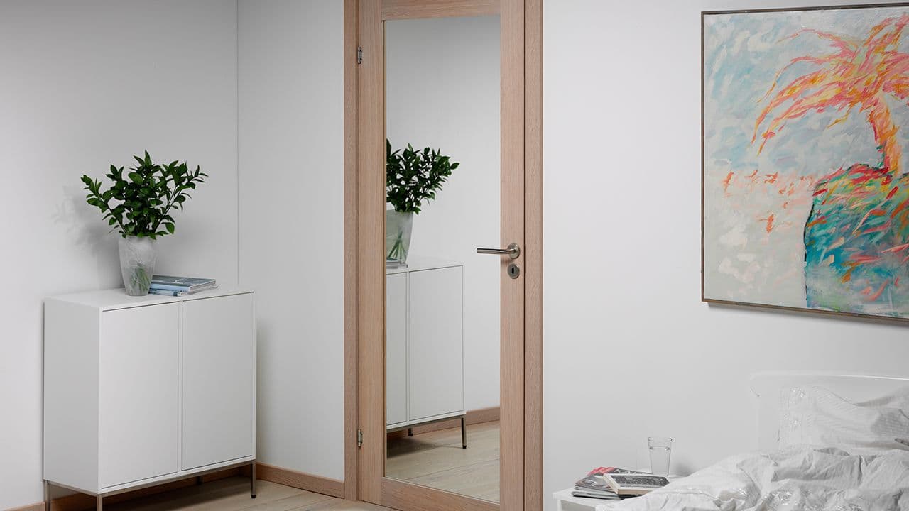Soverom med innerdør eik og speil.