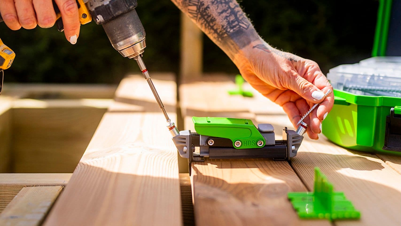 Mann som bygger terrasse med HDS-verktøyet fra ESSVE.